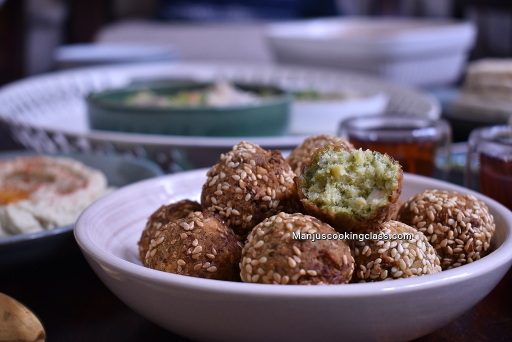 Pitabread with falafal and hummus
