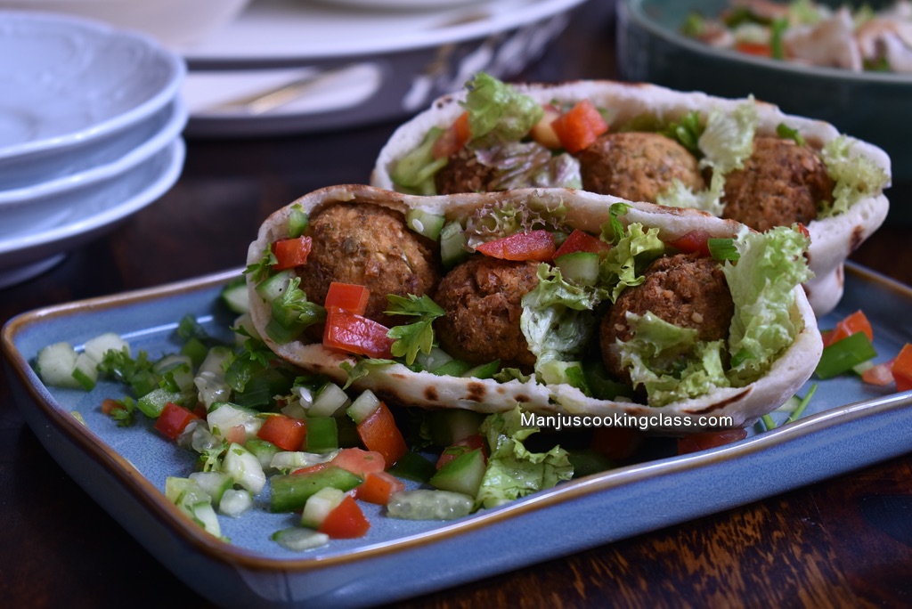 Pitabread with falafal and hummus